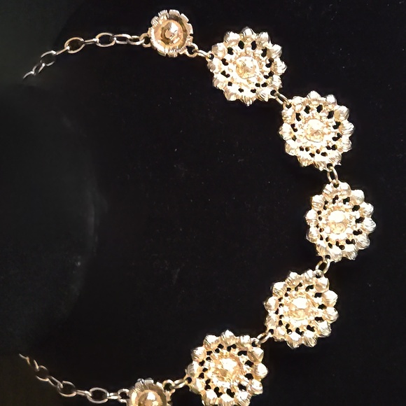 Elegant Vintage Gold and White Faceted Floral Necklace. Perfect! - Picture 6 of 8